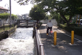 長野堰新井堰水門と遊歩道